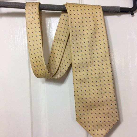 "NWOT" Claiborne, 100% silk, Yellow/Navy blue, Men’s Tie - Picture 2 of 9
